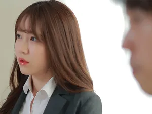 Diễn xuất của cô gái xinh đẹp Hồng Kông trong bộ phim truyền hình chị gái búp bê 『HongKongDoll』 ~ Cô "Thanh Xà" lẳng lơ đánh nhau với anh rể vào đêm khuya và cái kết bị đảo ngược. Sáng hôm sau, cô đánh con lừa trọc đầu... (Phiên bản đầy đủ 32 phút)