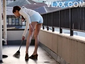 Sau một bữa tiệc, tôi quan hệ với một bà mẹ kế ngực to tự nhiên trong phòng khách sạn