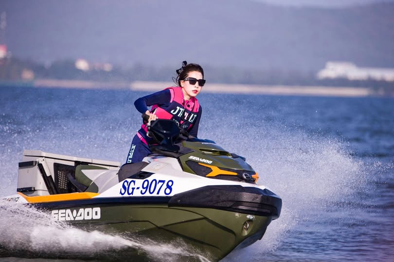 đưa em đồng nghiệp say xỉn về sau bữa tiệc công ty rồi đụ cmnl